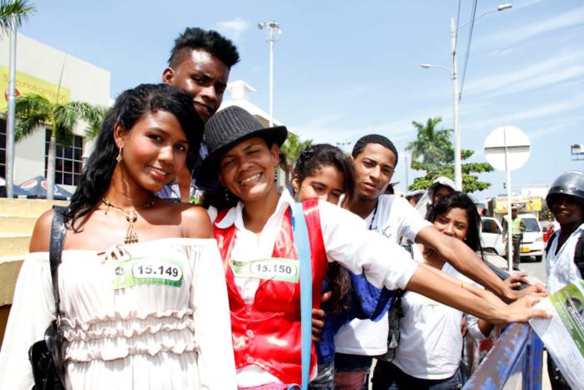 Bajo un inclemente sol, miles de cartageneros arribaron al lugar de las audiciones. Claudia Fortich - QHubo Cartagena