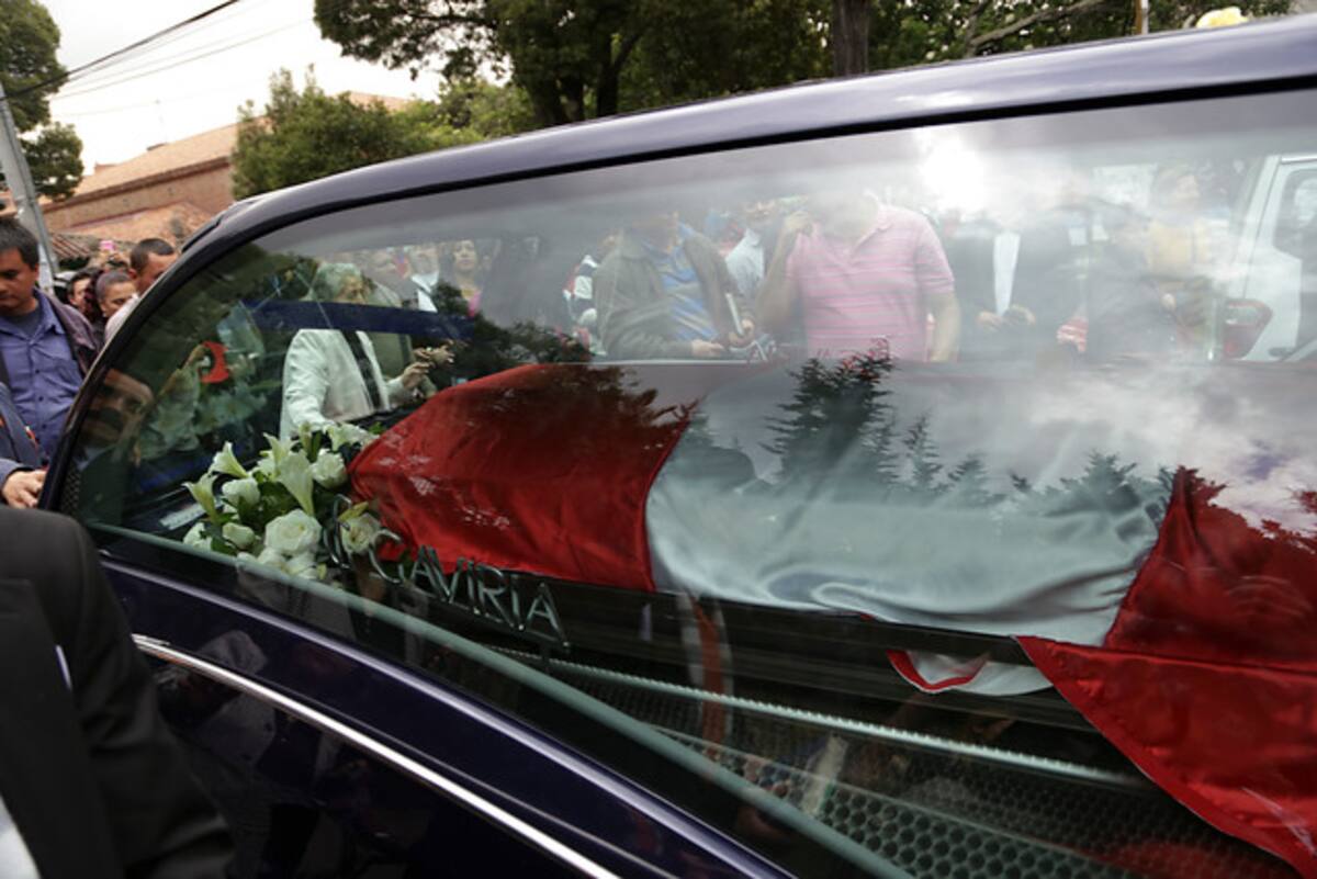 Luego de un homenaje póstumo, los restos mortales de Pacheco fueron trasladados al cementerio Jardines de Paz, a las afueras de Bogotá, donde fue cremado. COLPRENSA