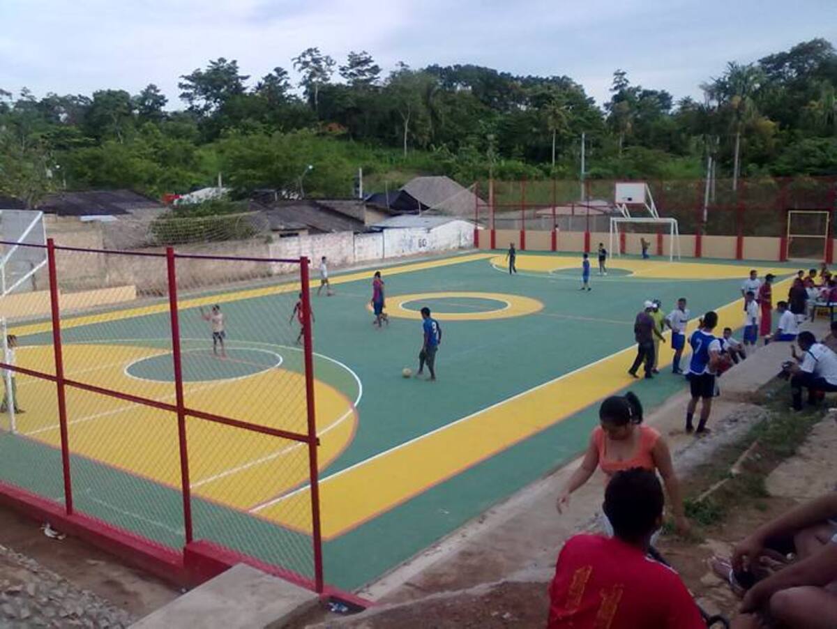 Polideportivo fue entregado por la administración de Pueblo Nuevo a los habitantes del barrio Lara Bonilla. CORTESÍA GREGORIO CASTRO