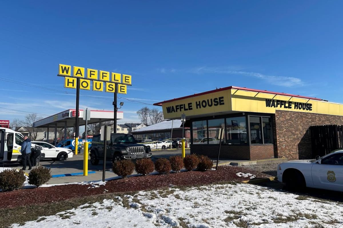 Un muerto, cinco heridos por tiroteo en un Waffle House de Indianápolis
