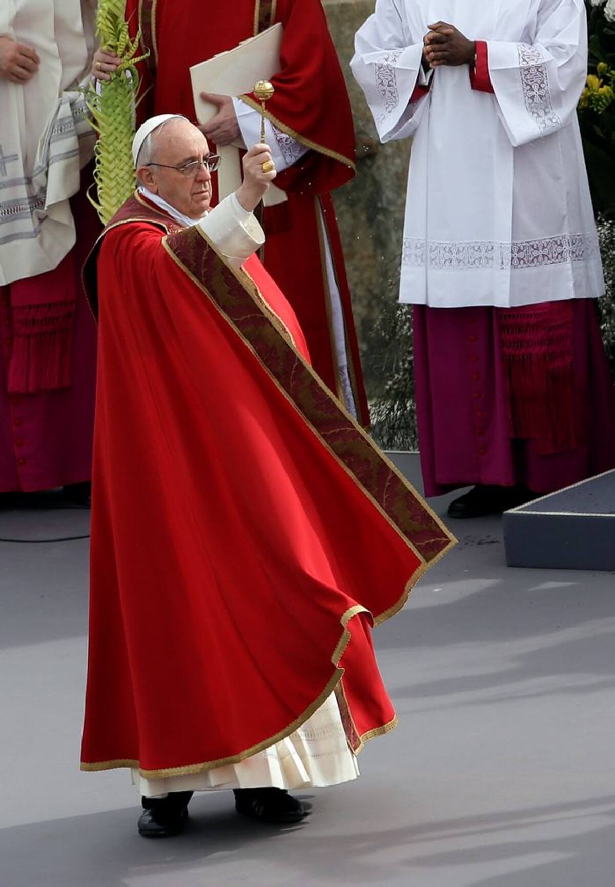 En su homilía, Francisco dijo que la alegría de la Iglesia "no nace de poseer muchas cosas sino de haber conocido" a Jesús. AP AFP
