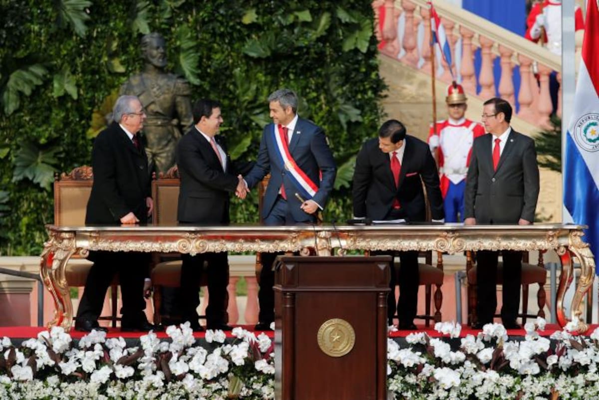 Mario Abdo Benítez expresó hoy su "solidaridad" y la de su Gobierno con "los pueblos de Venezuela y Nicaragua" tras su juramento en el Palacio de Gobierno. AP Jorge Saenz