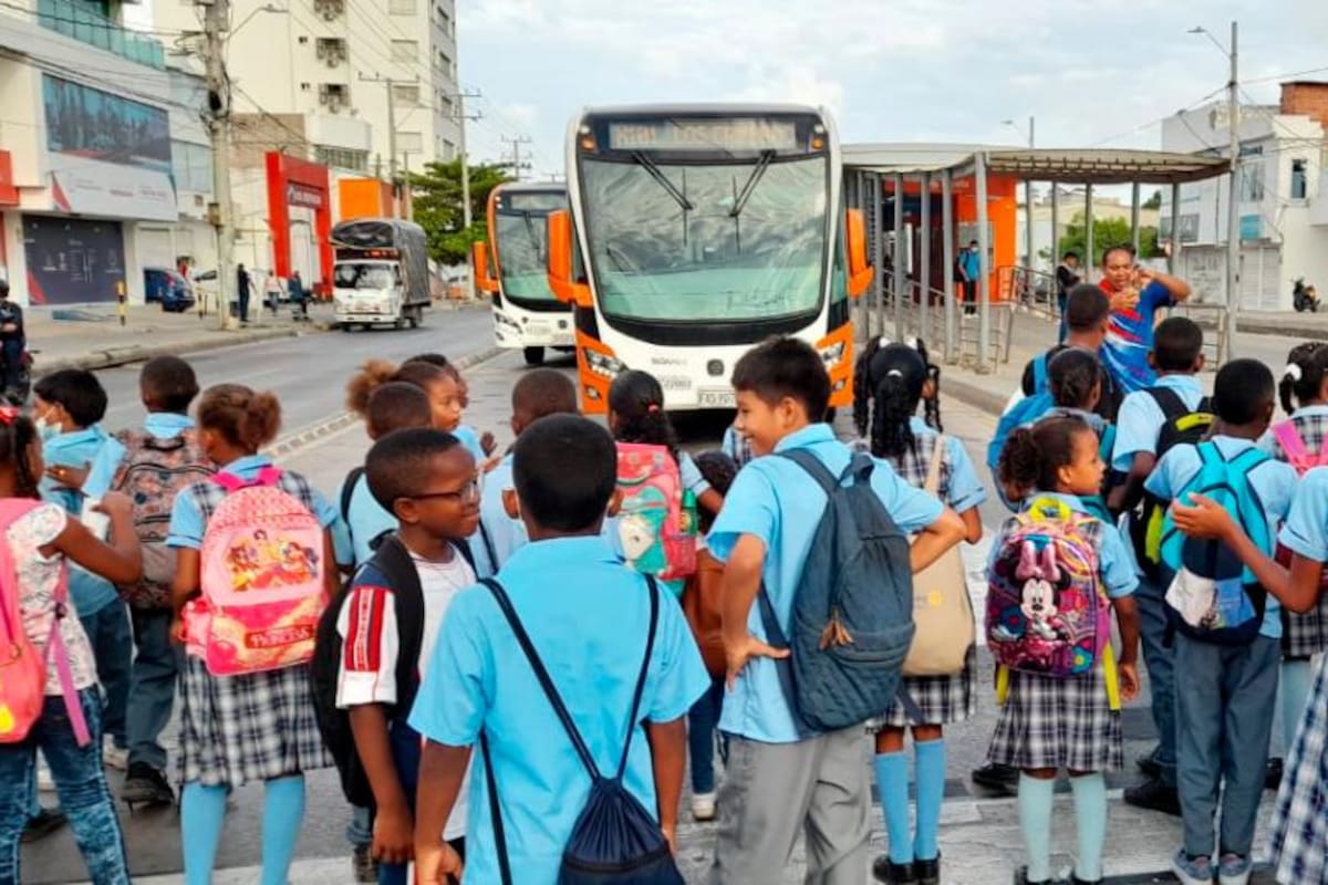 Estudiantes bloquean el carril de Transcaribe en el barrio España
