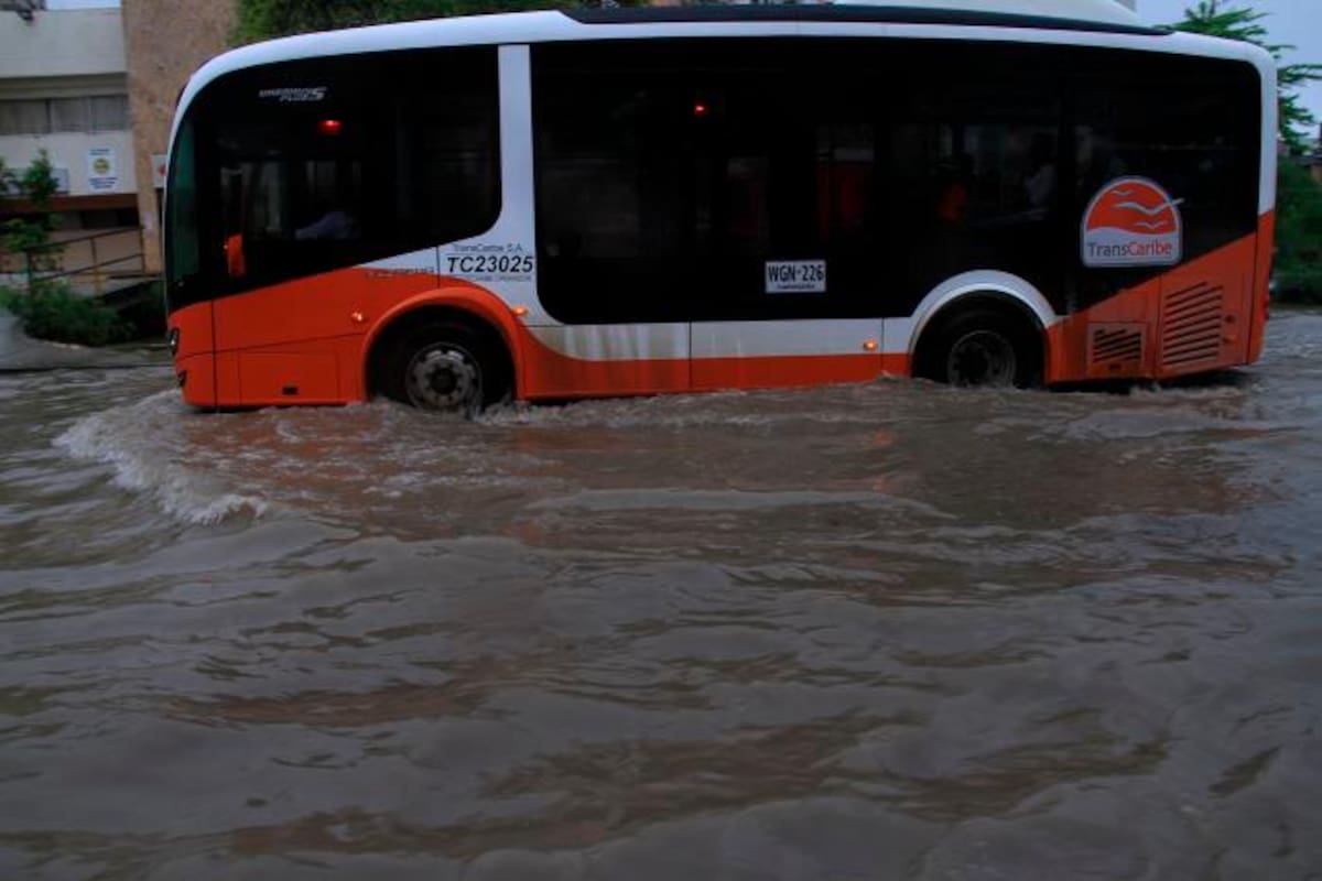 Los buses de Transcaribe también sufren los estragos de la lluvia