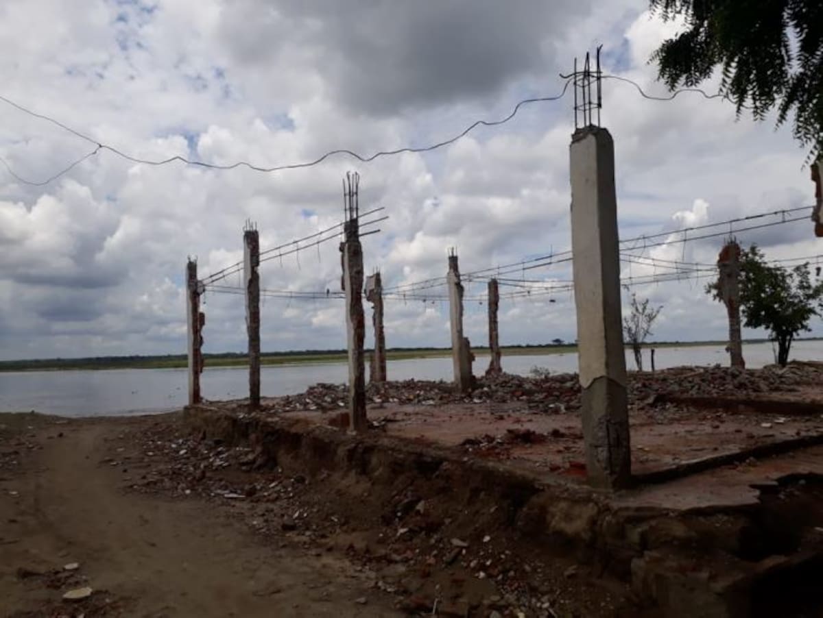 Algunas familias tendrían que ser evacuadas de sus casas debido a que el aumentó de los niveles del río Magdalena ha acelerado la erosión del territorio. Lila Leyva Villarreal