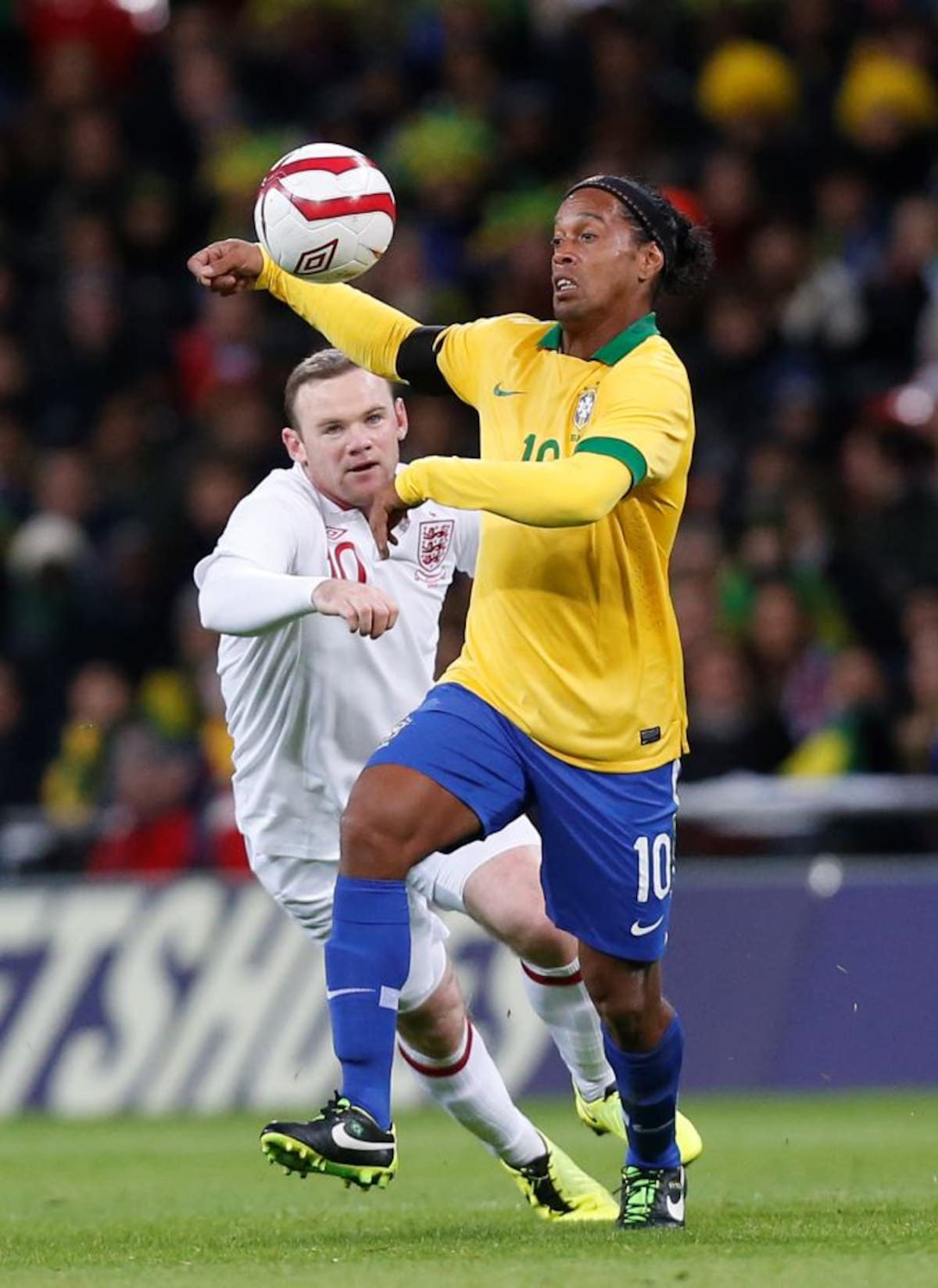 Ronaldinho fue aplaudido por el público, como cuando hacia el minuto 40 levantó la pelota del suelo y realizó un centro de espaldas al que no llegó ninguno de sus compañeros. AP