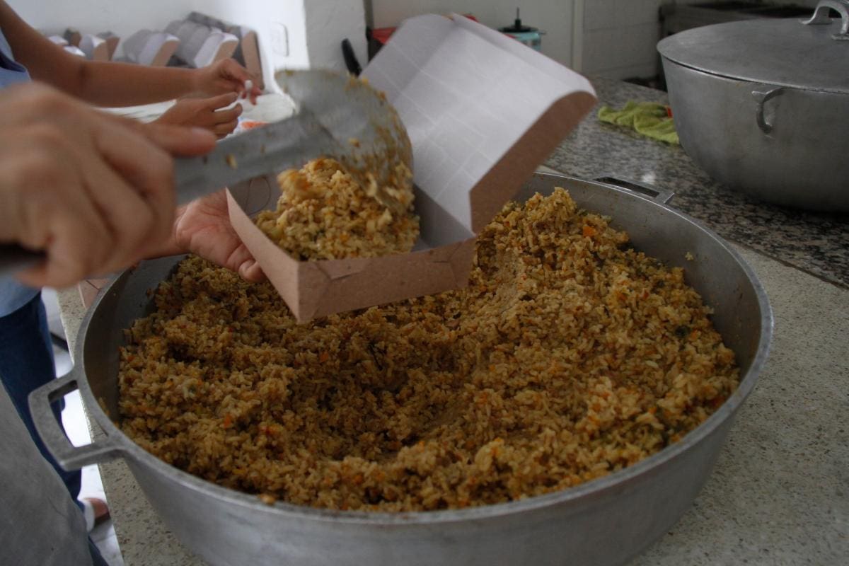 Todos los días, un grupo de voluntarios prepara alimentos para los habitantes de la calle que llegan hasta el lugar.