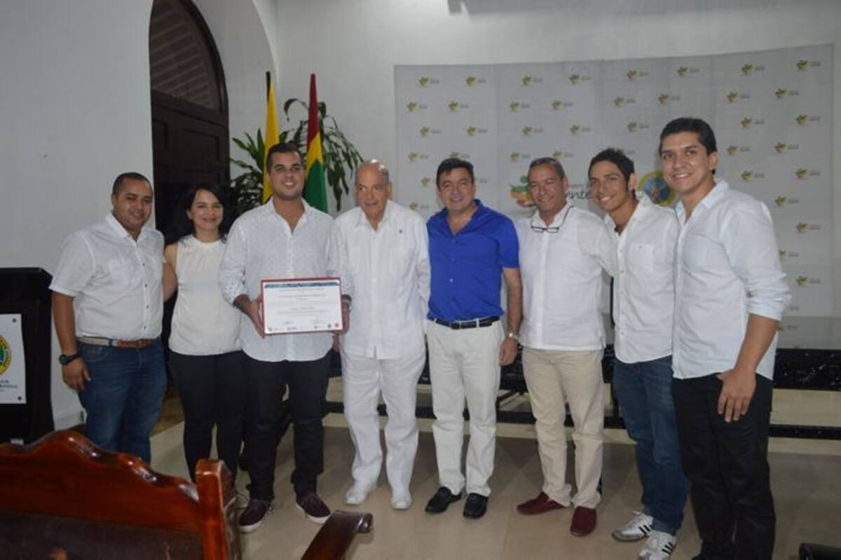 Organizadores del evento y ganadores del concurso. Cortesía