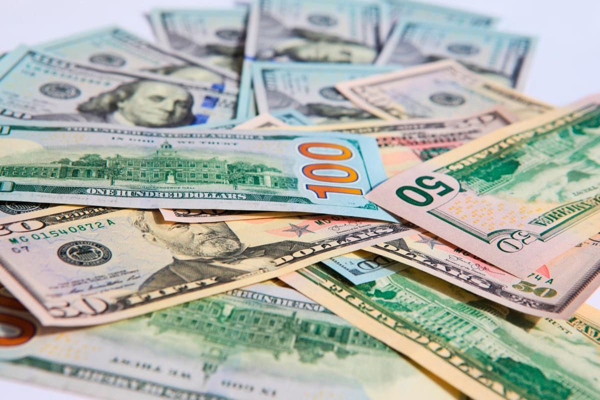 Dólar cierra al alza tras el repunte en los bonos del tesoro americano