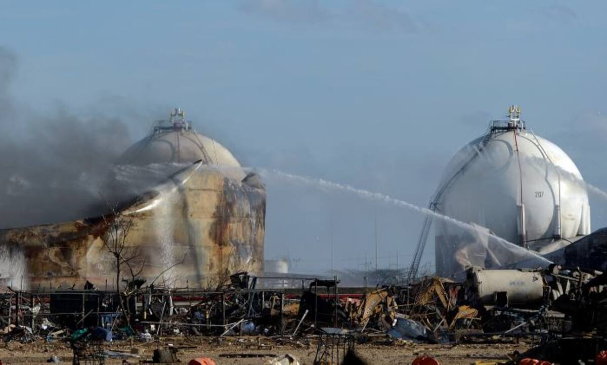 Tres días después de la explosión, en la refinería aún se apagaban conflagraciones. AFP JUAN BARRETO