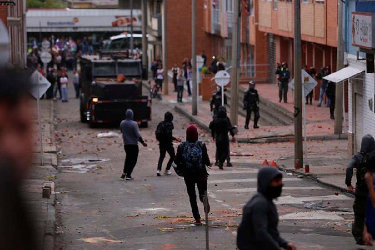 Seis heridos dejan enfrentamientos entre universitarios y Esmad en Bogotá