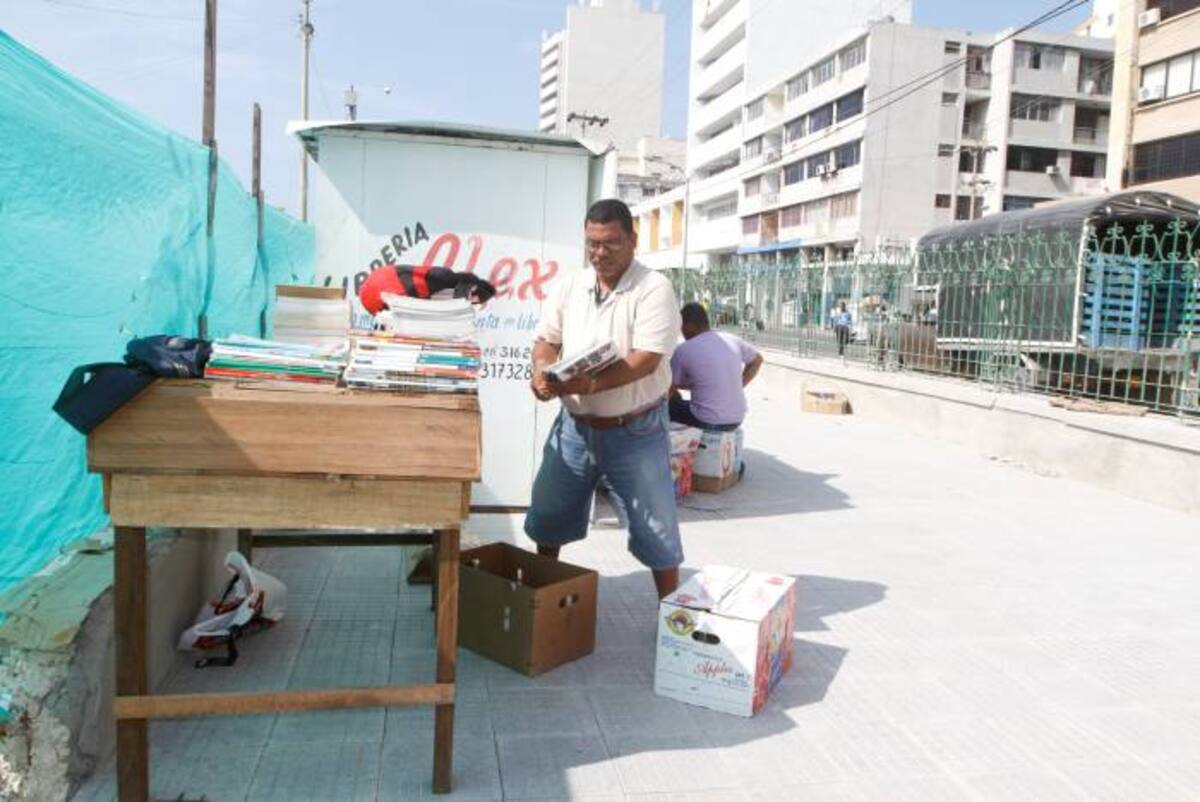La demora en las obras de recuperación del Parque del Centenario preocupa a los libreros que trabajan en este sitio del Centro Histórico de Cartagena. JULIO CASTAÑO BELTRÁN - EL UNIVERSAL