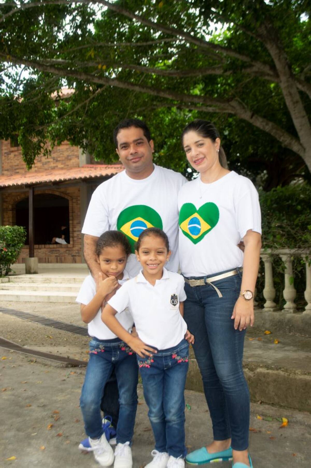 Atrás: Efraín Ayola y Sandra Velasco; adelante: Salma y Salomé Ayola Velasco. CORTESÍA