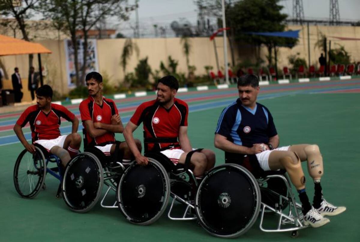 Pese a que necesitan sillas de ruedas, muletas o prótesis para desplazarse, muchos compitieron el sábado en fútbol, basquetbol, atletismo y tiro con arco. AP