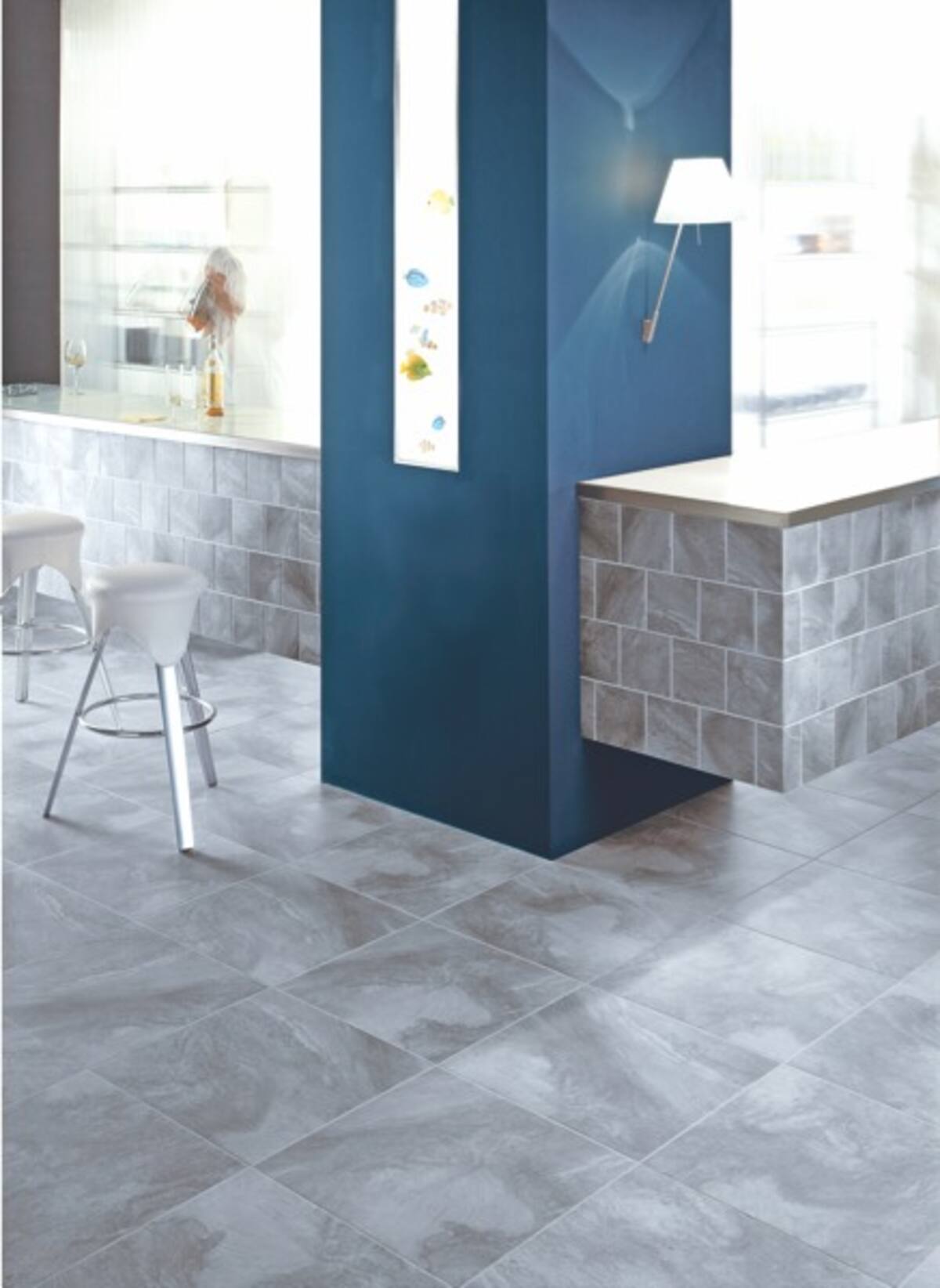 Están de moda los grises claros, el beige y el blanco con algún detalle de contraste en un color fuerte, ya sea en una columna, en una pared o en el mesón.