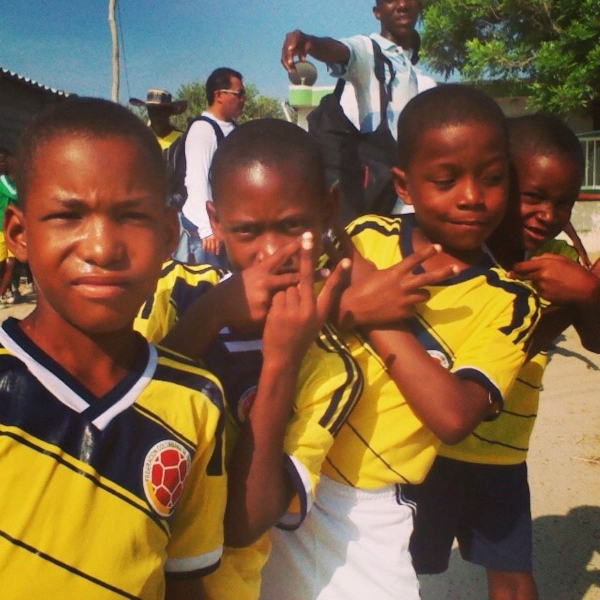 Los niños de Tierrabomba con la camiseta puesta para apoyar a la Selección Cortesía