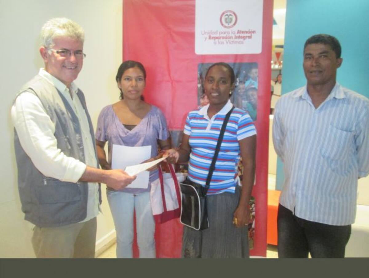 El director de la Unidad para la Atención y Reparación Integral a las Víctimas en Bolívar, Arturo Zea, entrega indemnizaciones, por primera vez, a víctimas del desplazamiento. EL UNIVERSAL