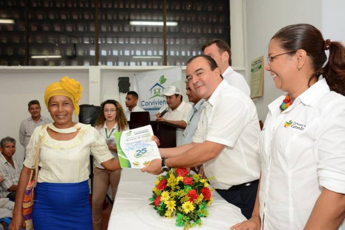 Doña Carolina Herrera Herazo aseguró sentirse muy contenta con este título de propiedad que le entregó Corvivienda, pues llevaba más de 10 años tratando de legalizar su predio. Reside en el sector Zarabanda del barrio El Pozón. Cortesía