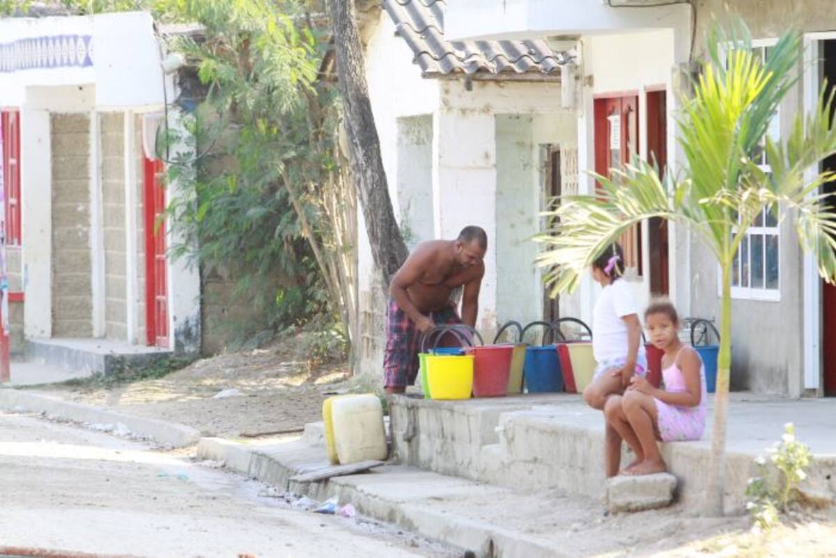 Los moradores de las poblaciones de La Línea están afectados por la falta de agua potable en la zona. Archivo