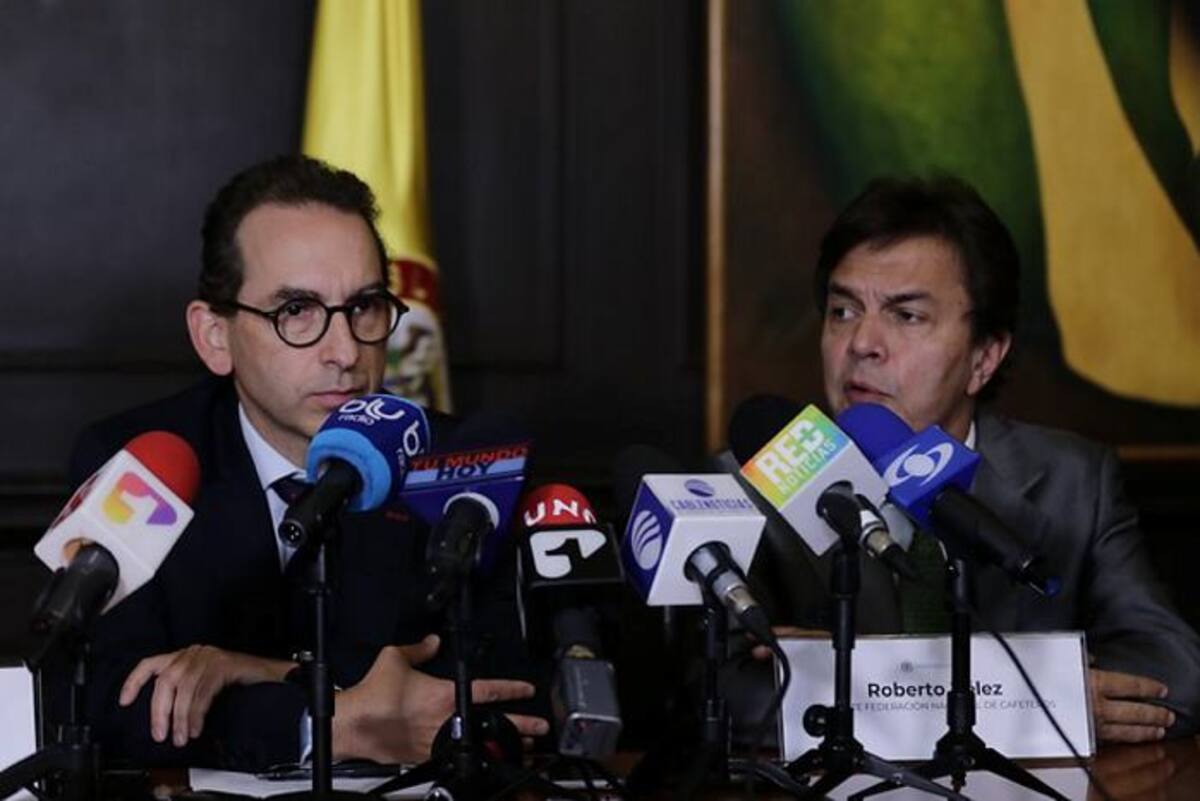 Ministro de Agricultura, Andrés Valencia Pinzón y el gerente general de la Federación de Cafeteros (FNC), Roberto Vélez. Colprensa