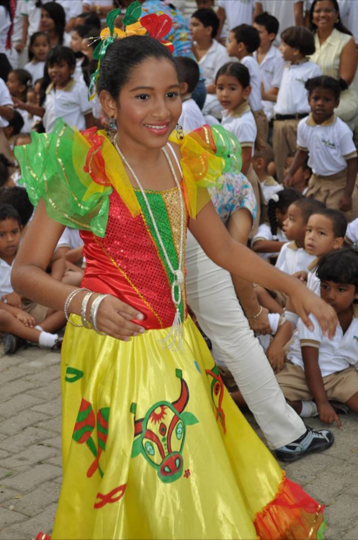 Con una arbolada musical los estudiantes, profesores y personal administrativo celebraron el 13 de febrero los 30 aniversarios de la Institución Educativa Comfamiliar.