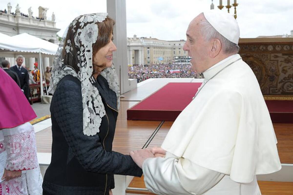 María Angela Holguín saluda al Papa Francisco. Archivo Colprensa