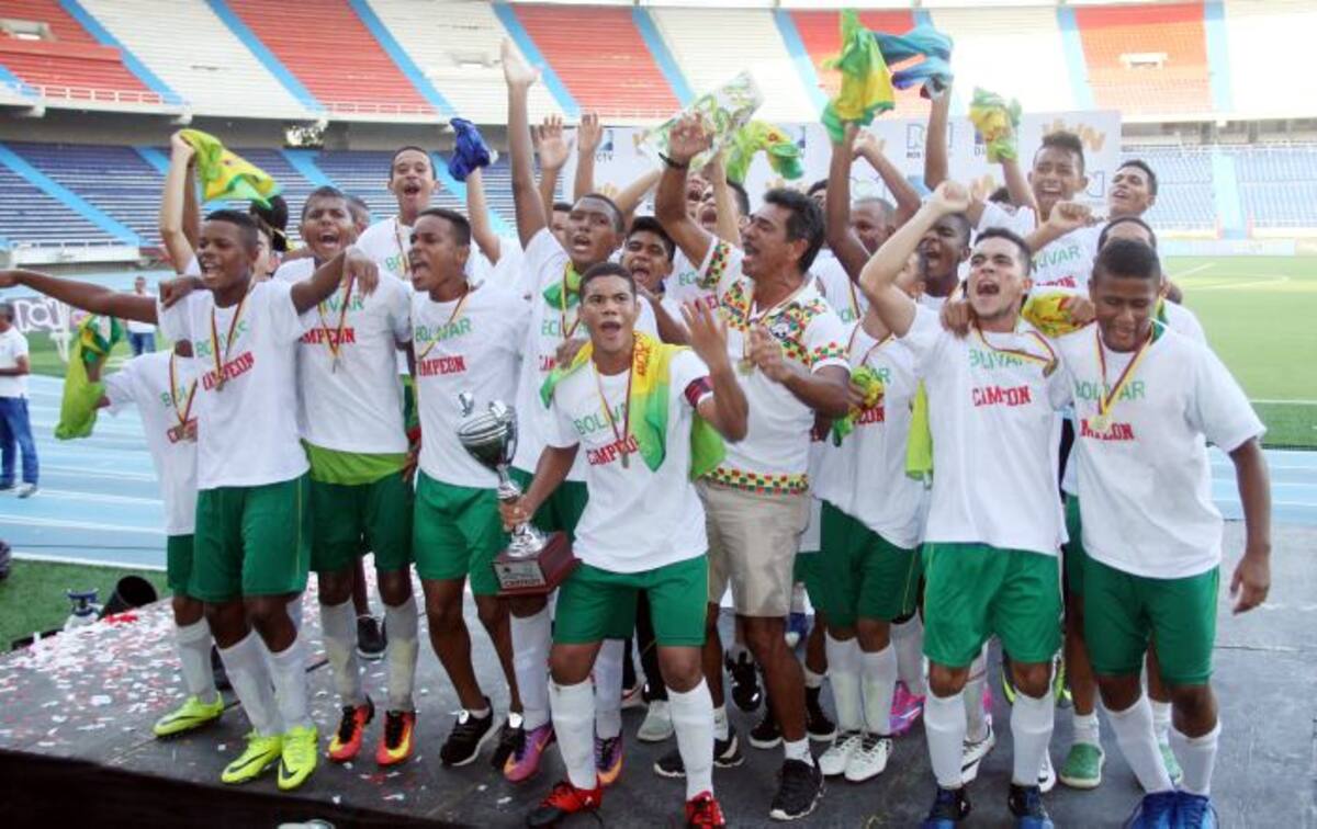 Bolívar celebra su título.