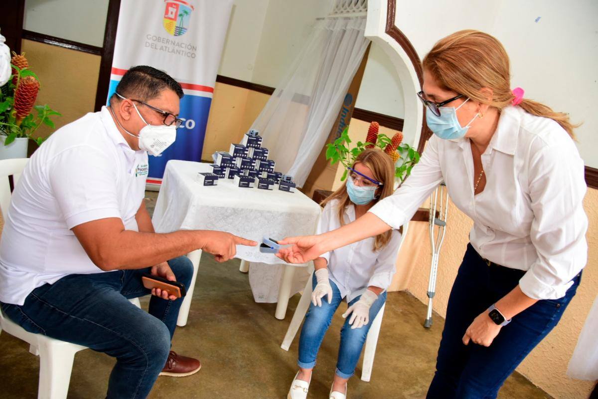 Gobernación del Atlántico entrega 300 oxímetros para adultos mayores