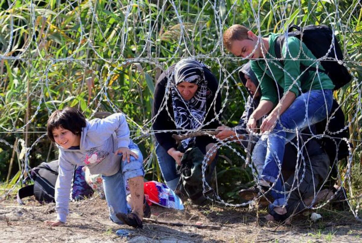 Niña cruzando la frontera. AFP
