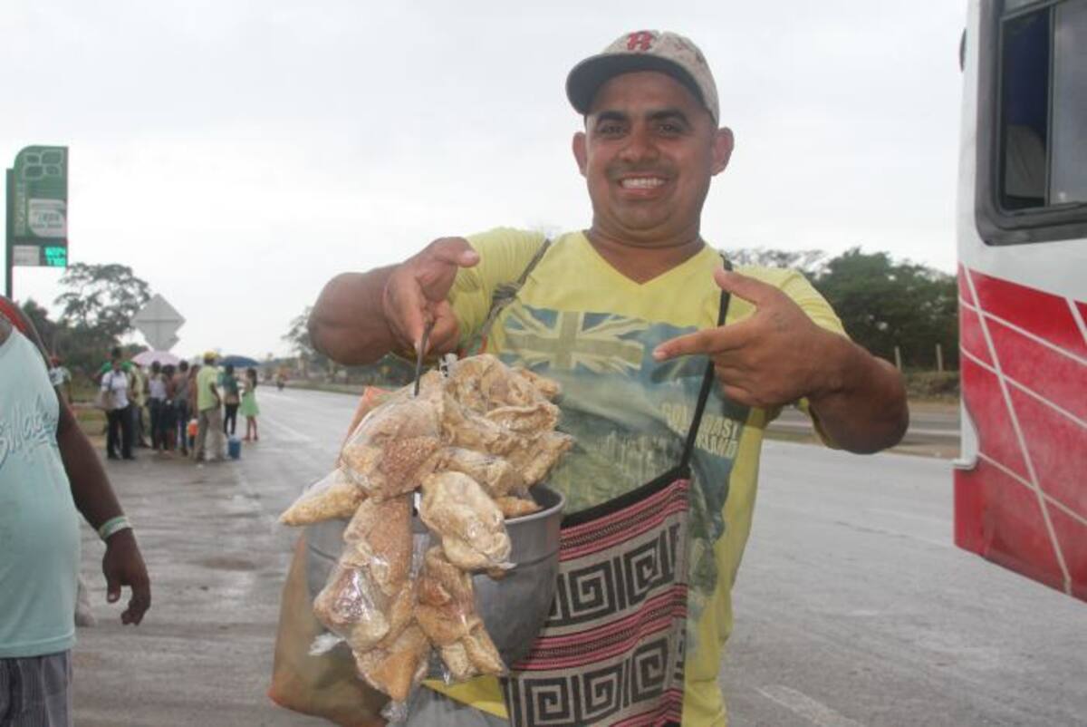 Roberto Blanco Salcedo lleva 15 años dedicado a la venta informal. El se "rebusca" gracias a la venta de Chicharrones, quesos, bollos y Buñuelos. Cristian Agamez- El Universal