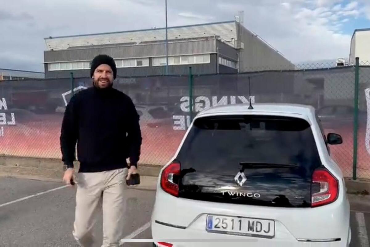 ¡Insólito! Piqué llegó manejando un Twingo a su torneo