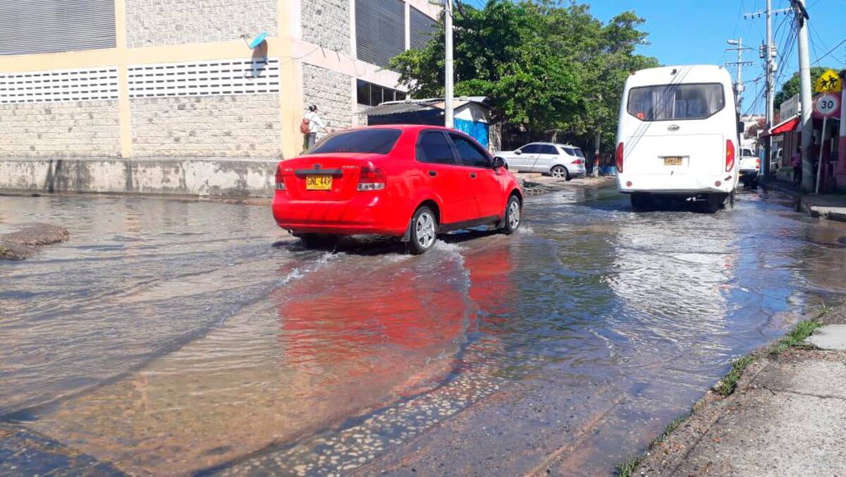 La alcantarilla rebosada ha generado problemas de movilidad en este sector. //Julio Castaño- El Universal.