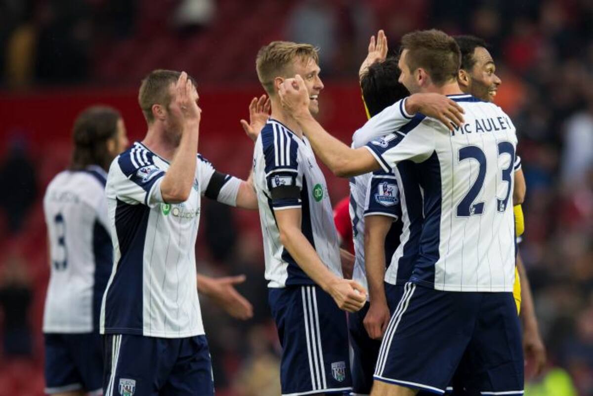 Jugadores del West Bromwich celebran su gol ante el Manchester United. AP Jon Super