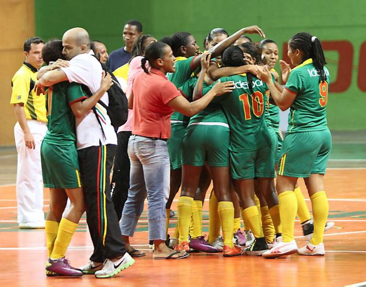 Las jugadoras de Bolívar celebran su paso a los Juegos Nacionales de 2012. AROLDO MESTRE / El Universal /