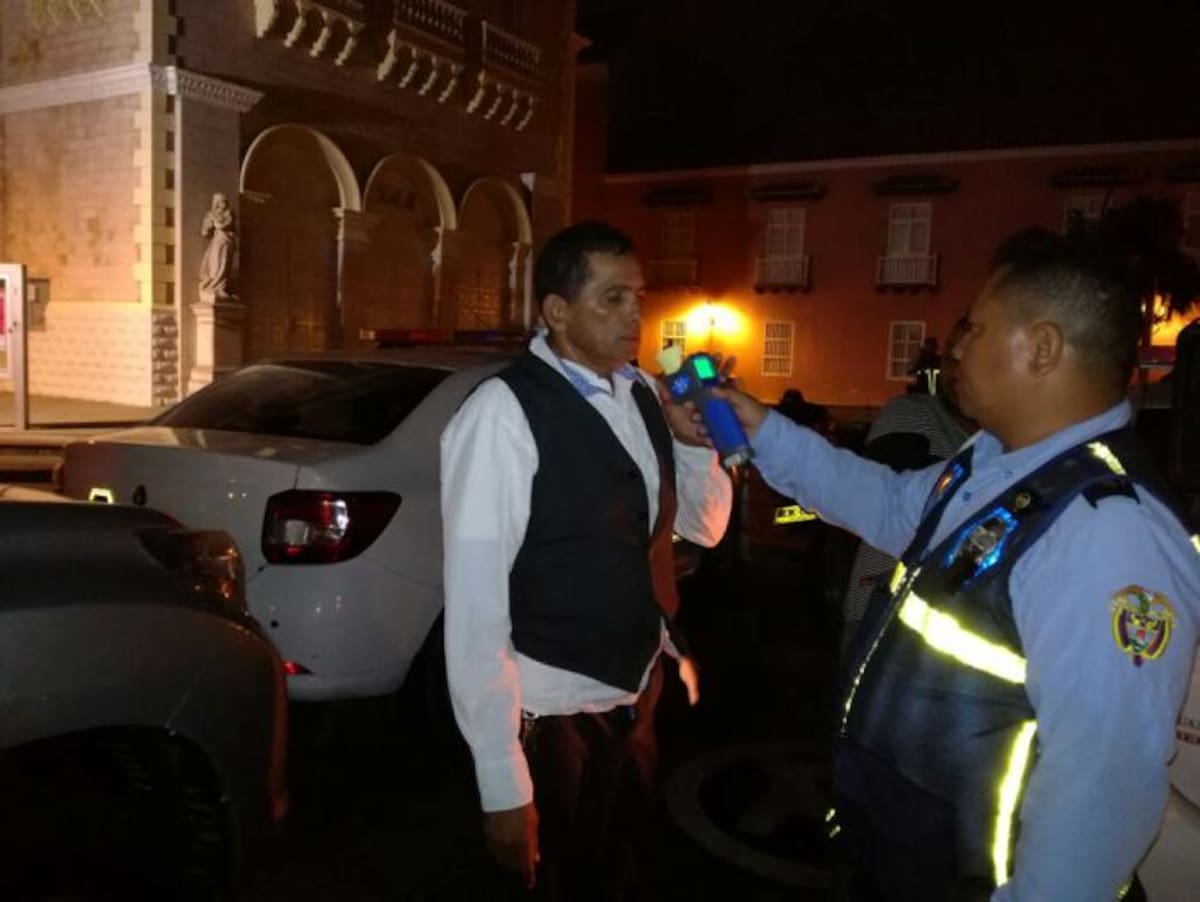 Agentes del Datt durante la prueba de alcoholemia a cocheros. Cortesía.