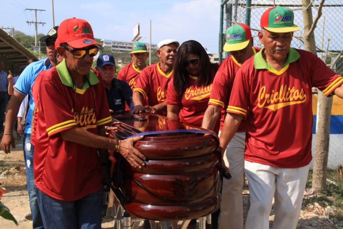 Momentos cuando el féretro llega al estadio del Club de Leones. Zenia Valdelamar
