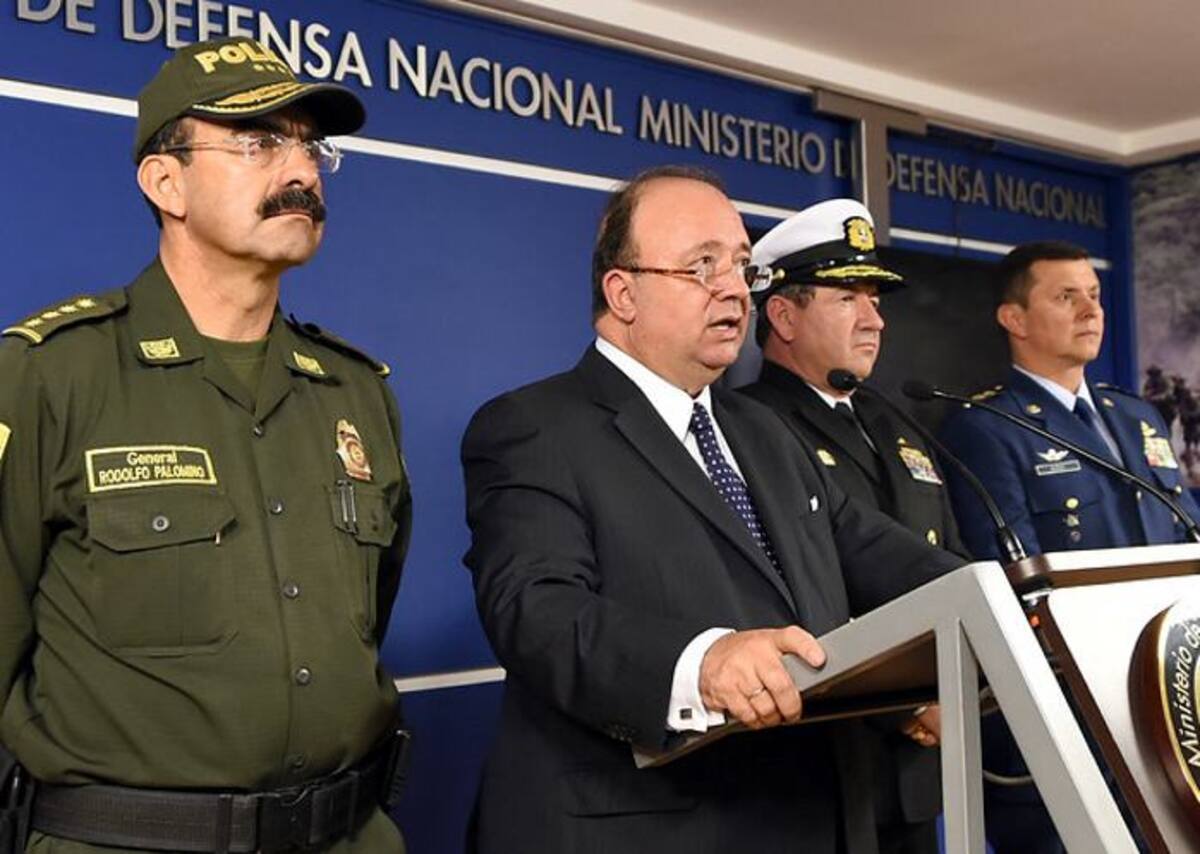 El Ministro de Defensa, Luis Carlos Villegas Rindió declaraciones sobre el helicóptero Black Hawk de La policía que se accidentó. Colprensa.