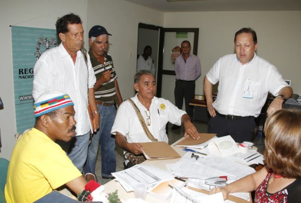 Gustavo balanta, presidente de la UP, en momentos en que presenta al candidato cabeza de lista a la Cámara, Román Torres, por este partido que recuperó su personería. Óscar Díaz