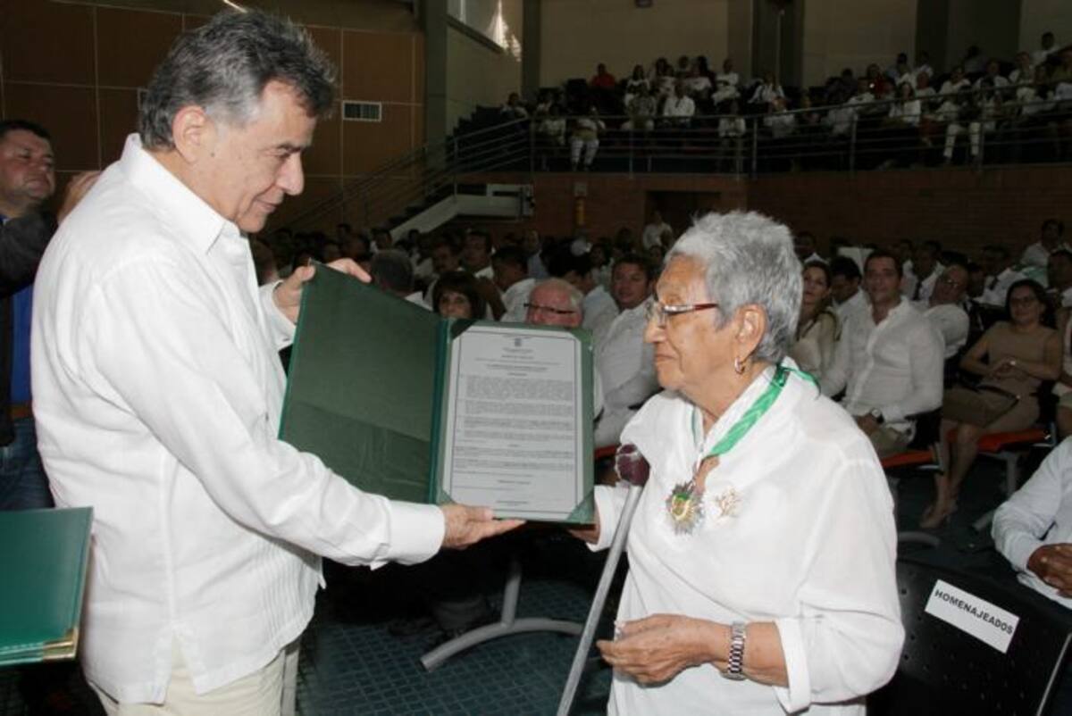 Carmen Cerra, una de las pioneros del Departamento recibieron la orden Mariscal Sucre de manos del gobernador Edgar Martínez. MANUEL SANTIAGO PÉREZ/EL UNIVERSAL/