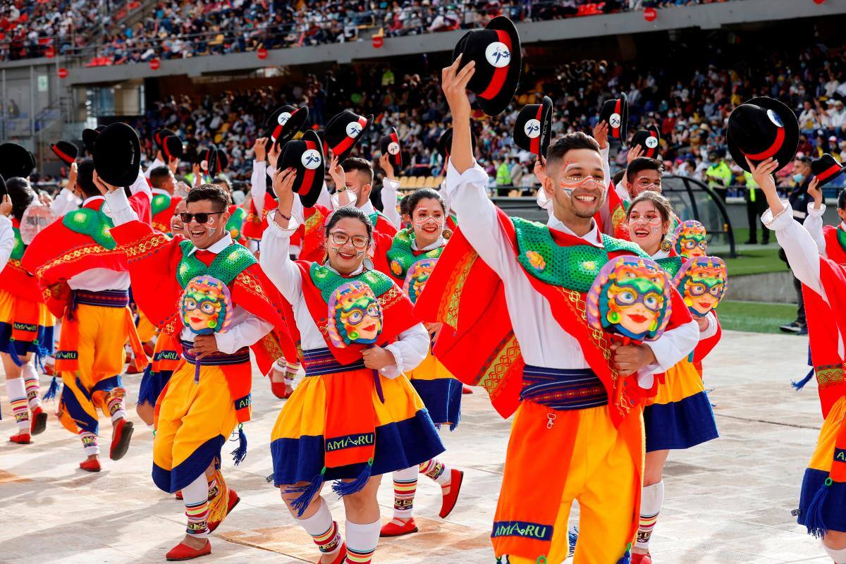 Más de 2.500 artistas rindieron homenaje a la Tierra con danzas tradicionales en el estadio Departamental Libertad. // Foto: Efe.