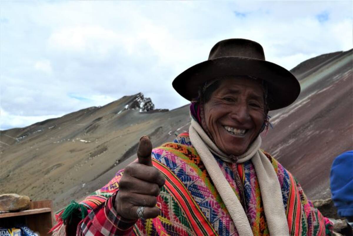 Nativo en la cima de la Montaña Vinicunca. LUIS C. PRADO