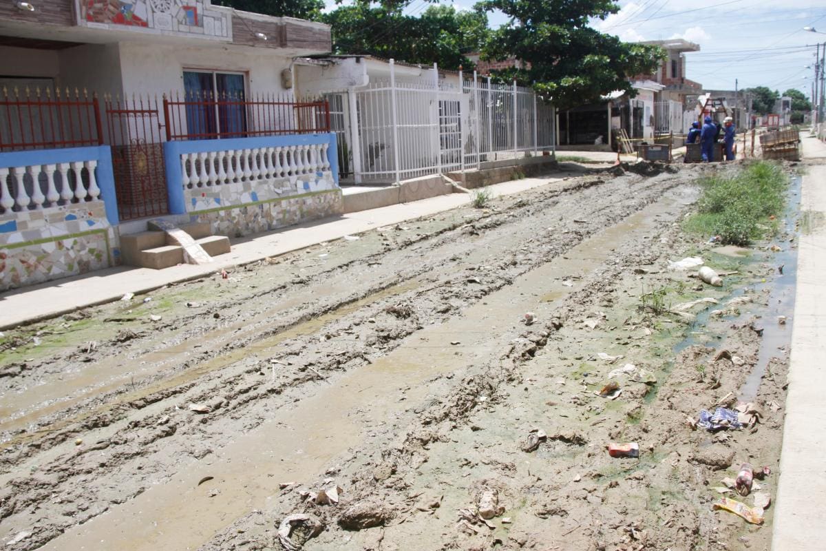 Así se encontraba ayer la calle 43 de La María, una de las principales del barrio que conecta a la carrera 30 con la vía Perimetral.