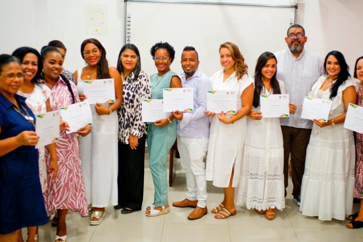 Distrito entregó 14 becas a docentes de Cartagena