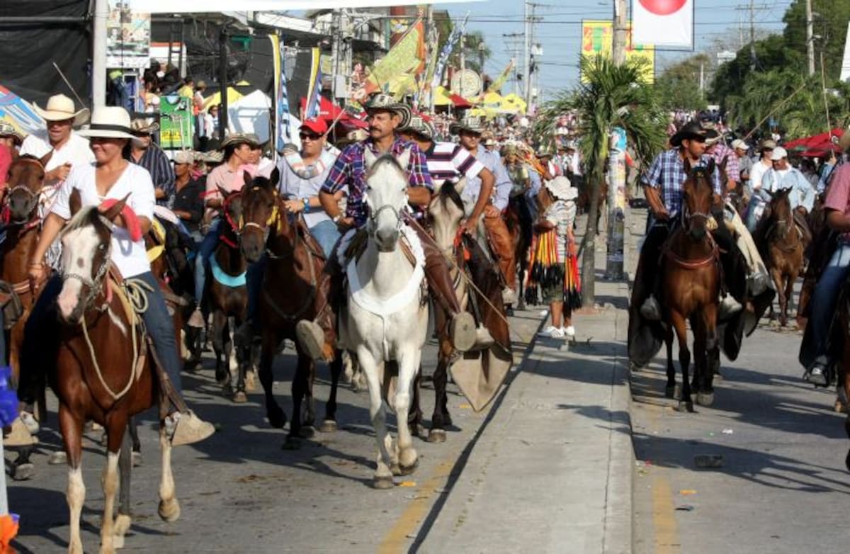La cabalgata da paso a las Fiestas en Corralejas, que arrancan este martes en Sincelejo. MANUEL SANTIAGO PÉREZ /EL UNIVERSAL/
