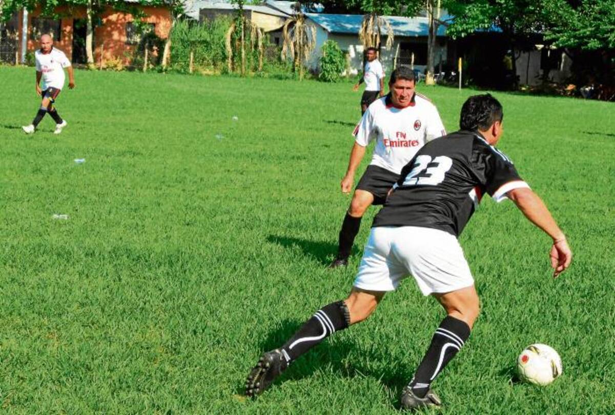 Vibrantes jugadas se originan en el Torneo de Fútbol Recreativo, que se juega en el municipio de Sahagún.