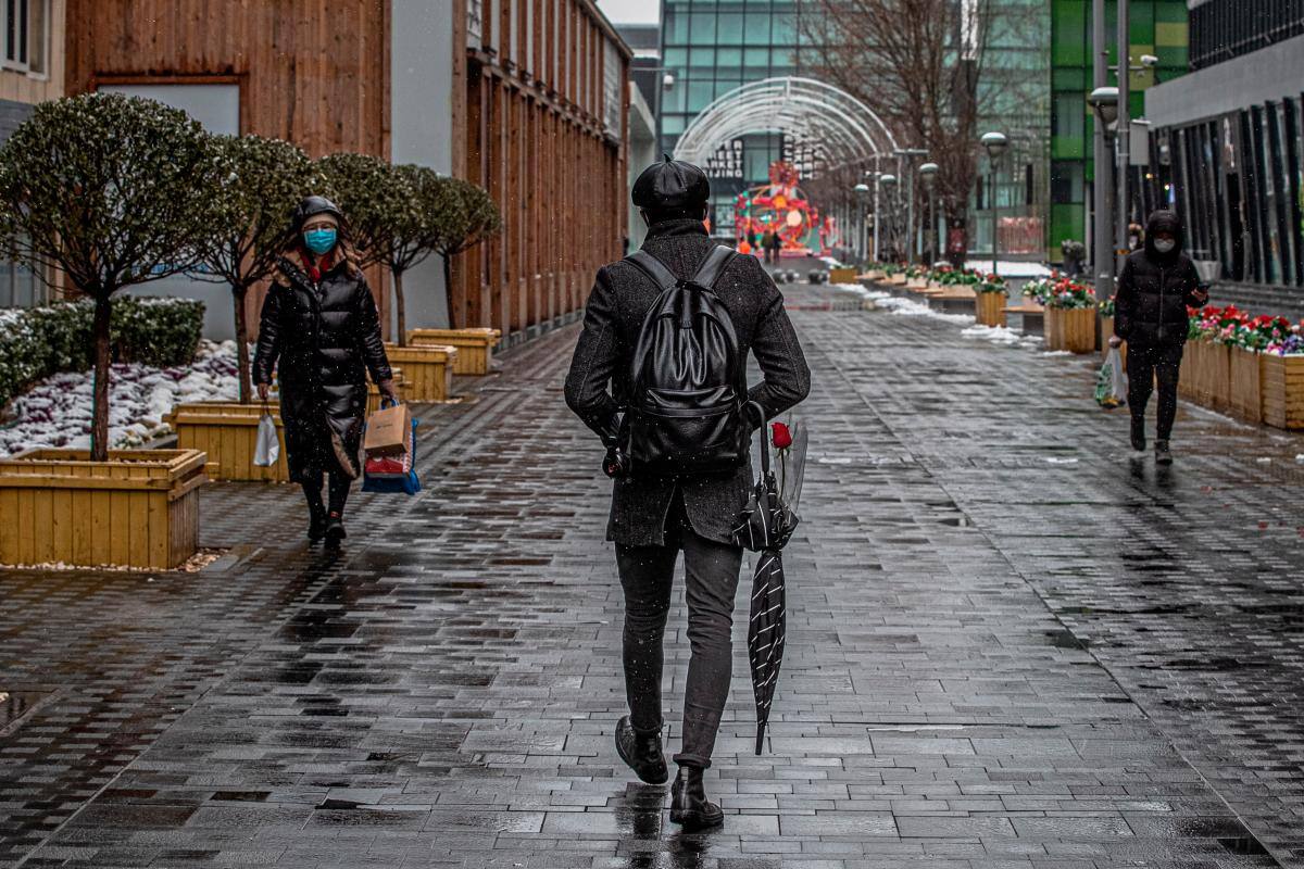 La enfermedad es provocada por el nuevo virus que apareció a finales del año pasado en China. //ROMAN PILIPEY - EFE.