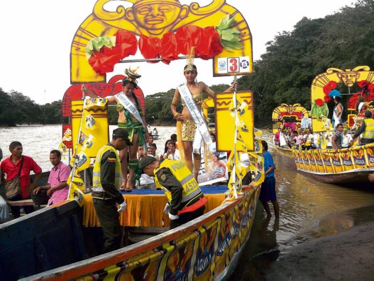 El desfile de carrozas acuáticas ayer fue uno de los programas más llamativos dentro del Reinado Popular del río Sinú.
