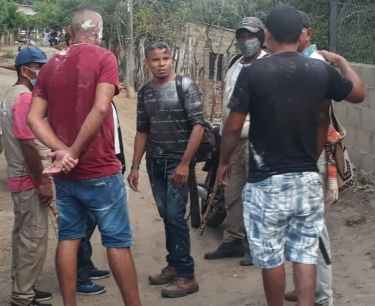 Momentos en que es detenido por la guardia indígena el presunto responsable del hecho. //Cortesía.