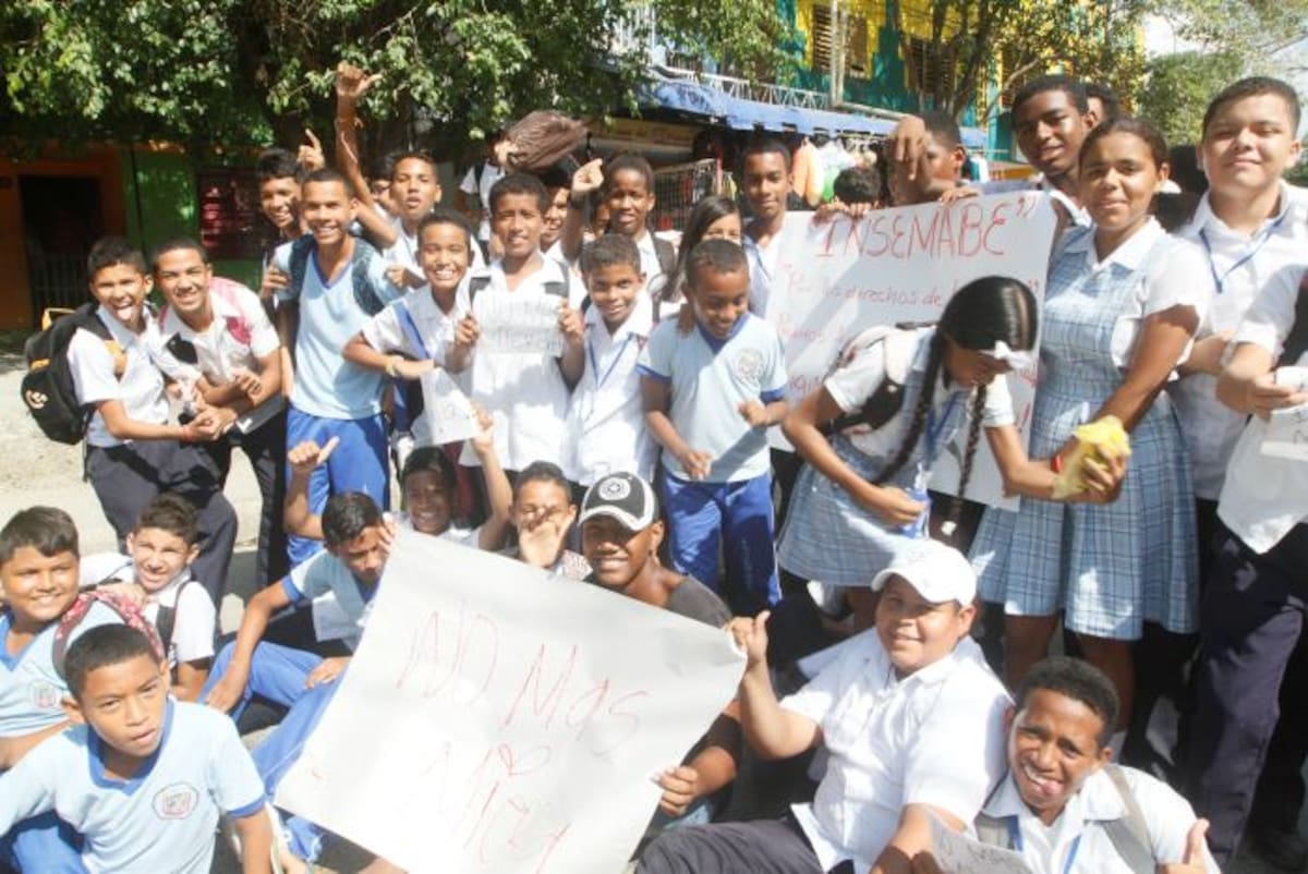 Con pancartas los estudiantes de la institución exigieron solución al problema del alcantarillado Julio Castaño/ El Universal