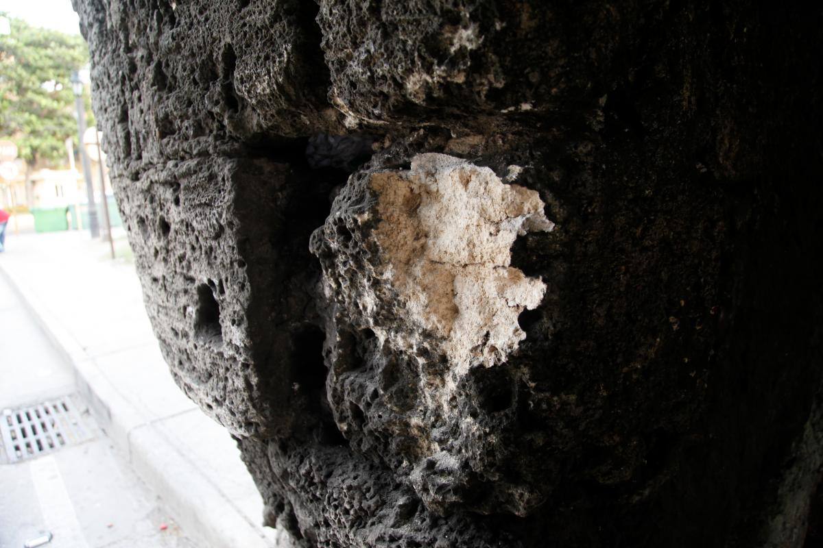 Deterioro en boquetillo de las murallas